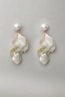 Pearl leaf earrings, white